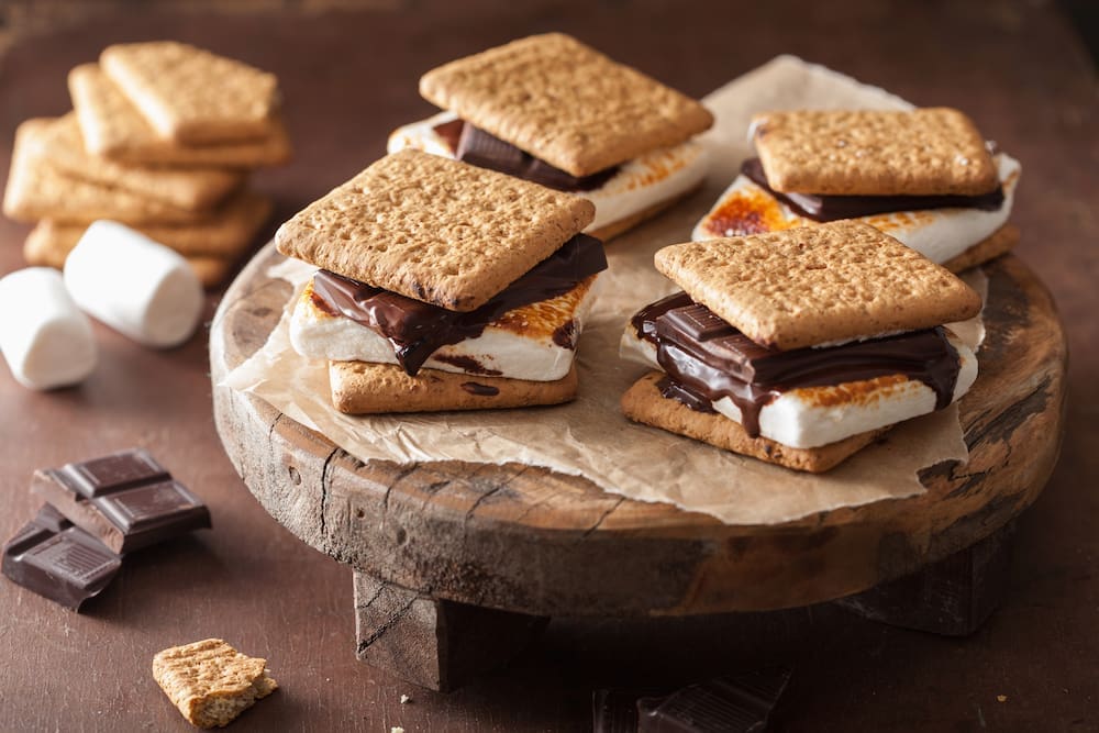 Les meilleures combinaisons de guim-o-choco (s&rsquo;mores) à essayer en camping
